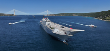 Ge�it t�renine b�y�k ilgi... Bayra��n� alan izlemeye ko�tu