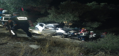 Ayd�n'da �arampole devrilen otomobildeki 2 ki�i �ld�, 1 �ocuk yaraland�