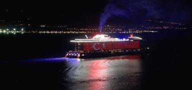 Bahamalar bayrakl� dev gemi �anakkale'yi T�rk bayra��yla selamlad�