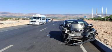 Yolcu otob�s� otomobille �arp��t�: 9 yaral�