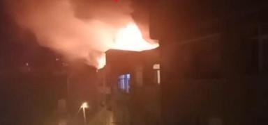 Beyo�lu'nda bina �at�s�nda yang�n pani�i: Ekipler seferber oldu