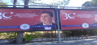 Atat�rk'� gizleyip kendi reklam�n� yapt�