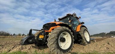 Baba trakt�rle bebe�ini ezdi