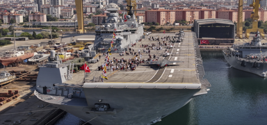 TEKNOFEST Mavi Vatan'da Zafer Bayram� co�kusu: Vatanda�lar TCG Anadolu'ya ak�n etti