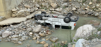 D�zce'de otomobil dereye devrildi: 5 yaral�