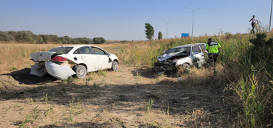 K�tahya'da otomobil polis arac�na �arpt�: 4 yaral�