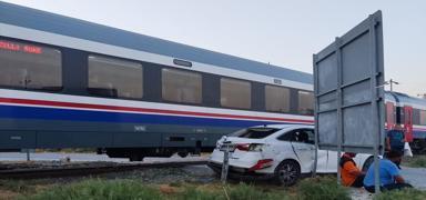 S�ke'de yolcu treni otomobile �arpt�: 1 yaral�