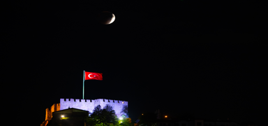 82 dakika s�recek! 'Kanl� Ay' tutulmas� ba�lad�: T�rkiye'den izlenebiliyor