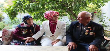 Bakan G�kta�'tan, 48 y�ll�k evli Bulut �iftine ziyaret: K�y�m�ze gelen ilk bakan