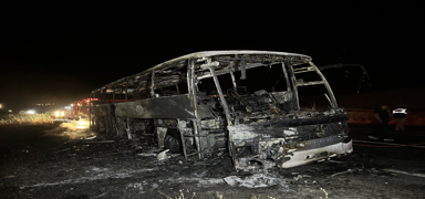 Van'da seyir halindeki yolcu otob�s� yand�