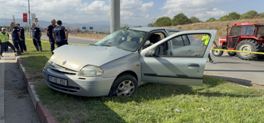 anakkale'de trla otomobilin arpt kazada 1 kii ld, 2 kii yaraland