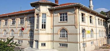 Fatih'te 500 yllk okula zarar veren ocuklar polise yakaland