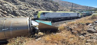 Malatya'da tren kazas�: Kafa kafaya �arp��t�lar