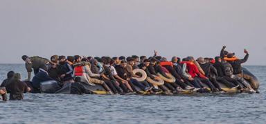 Man� Denizi'nde g��men botu alabora oldu: �l� ve yaral�lar var