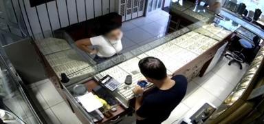 Arkadann tm parasn kendine aktard: alnt parayla bilezik alm