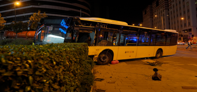 �ETT otob�s� ile otomobil �arp��t�: Yaral�lar var