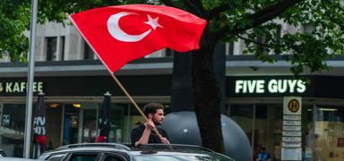 Almanya Trk toplumu siyasi katlmna hz vermeli