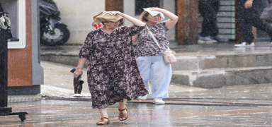 �emsiyesiz ��kanlar yolda kald�: �stanbul'da ya�mur etkili oldu