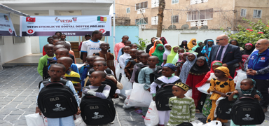 T�rkiye Diyanet Vakf� �al��malar�n� s�rd�r�yor! Kamerunlu yetimlere k�yafet yard�m�