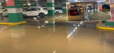 Kad�k�y'de su borusu patlad�! Vatanda�lar ara�lar�n� kurtarmak i�in b�y�k �aba harcad�