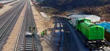 Deprem b�lgesinin demiryolu a�� g��leniyor