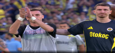 Kerem ve Mert Hakan, taraftar� birlikte selamd�