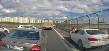 TEM'de faciadan k�l pay� d�n�ld�! Kediyi kurtarmak isterken can�ndan oluyordu