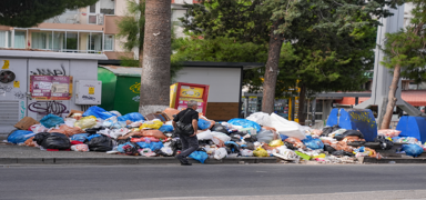 �zmir'in sokaklar� ��p y���nlar�yla doldu