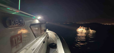 Bodrum a��klar�nda s�r�klenen bottaki 20 d�zensiz g��men kurtar�ld�