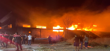 �zmir'de mobilya fabrikas�nda yang�n: Her �ey k�le d�nd�