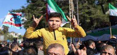 Sava�tan zarar g�rm��t�! T�rkiye'den Bay�rbucak'a okul deste�i