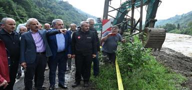 Bir g�nde y�ll�k ya����n y�zde 10'u d��t�: Bakan Uralo�lu: Rize'deki felaketin vahameti geni� alana yay�ld�