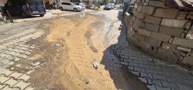 Vatanda�tan CHP'li belediyeye isyan! Tonlarca su sokaklara ak�yor