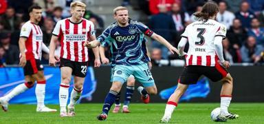 Ajax ile PSV puanlar� payla�t�