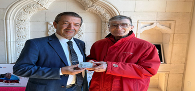 KKTC D��i�leri Bakan� Ertu�rulo�lu, bilim insan� Aziz Sancar'a KKTC kimli�ini takdim etti