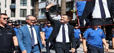 CHP'li ba�kan halk� silahla selamlad�