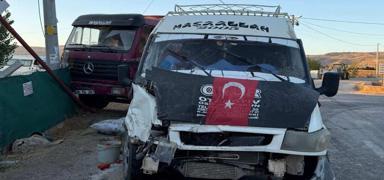 Minib�sle kamyon �arp��t�: 20 yaral�