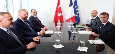 Cumhurba�kan� Erdo�an ile Macron aras�nda g�l�mseten diyalog