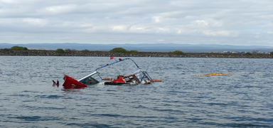 K�rklareli'nin ��neada a��klar�nda tekneleri su alan 3 bal�k�� kurtar�ld�