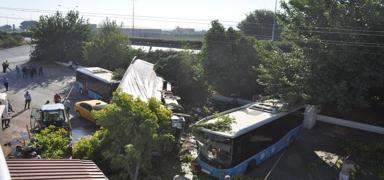 Kontrolden ��kan t�r felaketi getirdi: 1 �l�, biri polis 2 yaral�