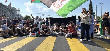 Cenevre sokaklar�nda �srail'e yapt�r�m �a�r�s�: Binlerce ki�i Filistin i�in tek ses oldu