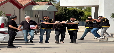 Adana'da sokak ortas�nda kapka�: 2 zanl� tutukland�