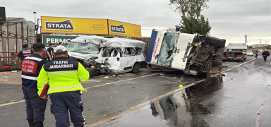 Tekirda�'da i��i servisiyle kamyon �arp��t�: 3 �l�, 7 yaral�