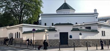 Fransa'da bir ki�i camide Kur'an-� Kerim n�shalar�n� y�rtt�