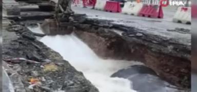 �SK�'ye ait i�me suyu hatt� �al��mas� s�ras�nda boru patlad�