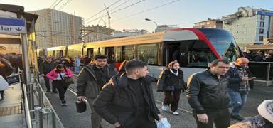 Ara� kazas� tramvay seferlerini aksatt�: Seferler Kabata�-So�anl� aras�nda yap�lacak
