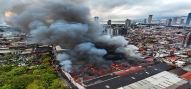 Dumanlar kentin farkl noktalarndan grld! zmir'de depo yangn