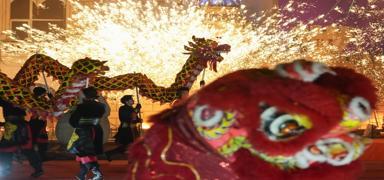 Havai fi�ekli g�steri kontrolden ��kt�: G�kten alev topu ve k�v�lc�m ya�d�