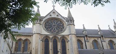 �ngiltere tarihinde bir ilk: Anglikan Kilisesi'nde devrim gibi atama