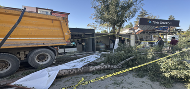 Malatya'da korkutucu kaza: Freni ar�zalanan kamyon 7 konteyner i� yerine �arparak durdu